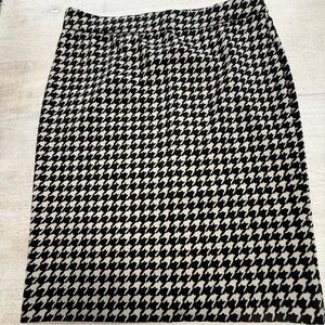 Elle Red Label size 6 skirt with Black and Cream Houndstooth